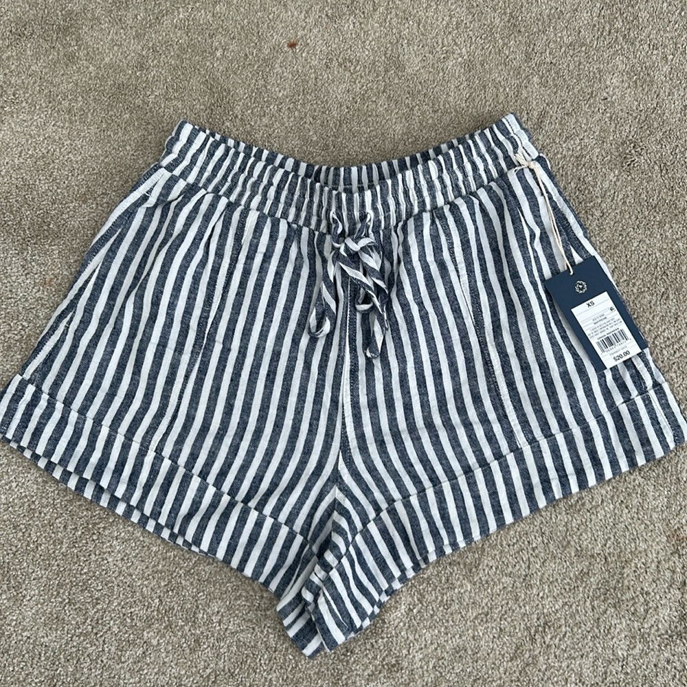 Universal thread pull on shorts- NWT